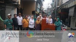 Camat Simokerto Serahkan Bantuan Rombong untuk Dukung Kampung Pancasila di Simolawang