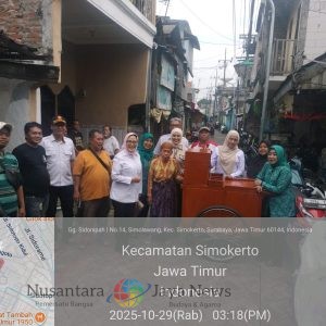 Camat Simokerto Serahkan Bantuan Rombong untuk Dukung Kampung Pancasila di Simolawang