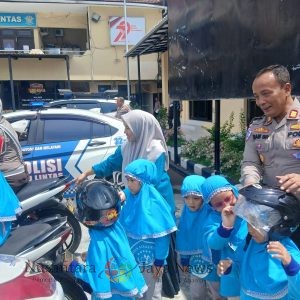 Polisi Sahabat Anak, Satlantas Polres Pelabuhan Tanjung Perak, Tanamkan Keselamatan Lalu Lintas Sejak Dini