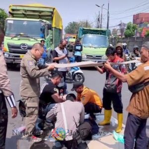 Kecelakaan Truk vs Motor di Jalan Margomulyo, Satu Korban Meninggal Dunia, Satu Luka-Luka