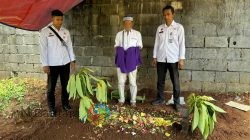 Wujud Kemanusiaan, Petugas Lapas Batang Dampingi Warga Binaan Hadiri Pemakaman Sang Ayah