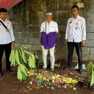Wujud Kemanusiaan, Petugas Lapas Batang Dampingi Warga Binaan Hadiri Pemakaman Sang Ayah