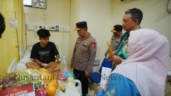 Kapolri Listyo Sigit Kunjungi Korban Ledakan SMAN 72 di RSI Cempaka Putih