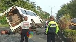Isuzu Elf Terguling di Jalan Raya Pemuda Kaffa, Polres Bangkalan Waspadai Berkendara Dini Hari