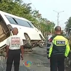 Isuzu Elf Terguling di Jalan Raya Pemuda Kaffa, Polres Bangkalan Waspadai Berkendara Dini Hari