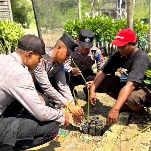 Cegah Abrasi, Siswa Diktukba SPN Polda Jatim Tanam Mangrove dan Berbagi Bansos