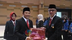 Bupati Serahkan Tanda Kehormatan Satyalancana Karya Satya