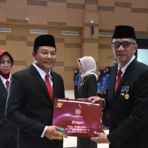 Bupati Serahkan Tanda Kehormatan Satyalancana Karya Satya