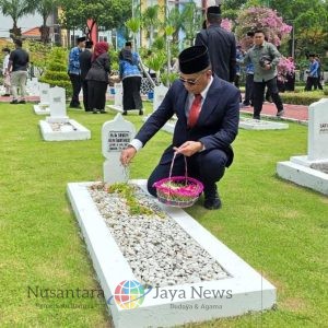 Kenang Jasa Pahlawan, Kadispendukcapil Ziarah Tabur Bunga di TMP Kusuma Bangsa