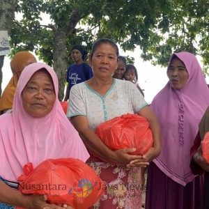 Peduli Terhadap Masyarakat, Satpolairud Polres Dompu Di Hari Jadi Ke 75 Berbagi Paket Sembako Ke Warga Beranti