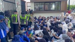 Aksi Humanis: Polwan Bojonegoro Berbagi Air Mineral Kepada Massa Unjuk Rasa