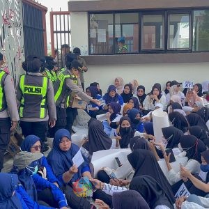 Aksi Humanis: Polwan Bojonegoro Berbagi Air Mineral Kepada Massa Unjuk Rasa