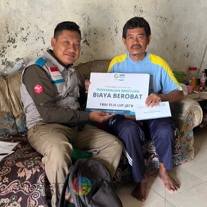 YBM PLN UIP JBTB Salurkan Bantuan Pengobatan untuk Dua Warga Sakit di Kampung Topi Punggul Sidoarjo