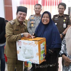 PKL Terdampak Operasi Penertiban Menerima Bantuan Rombong Dari Bupati Dompu