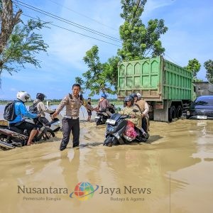 Kasatlantas Polres Sampang dan Kapolres Turun Langsung Tangani Banjir dan Kemacetan di Kecamatan Jrengik