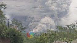 Erupsi Sore Hari, Gunung Semeru Luncurkan Awan Panas hingga Menerjang Aliran Besuk Kobokan