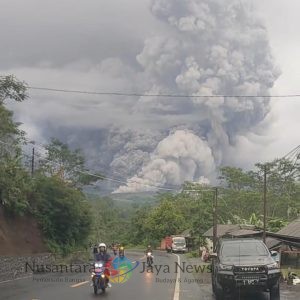 Erupsi Sore Hari, Gunung Semeru Luncurkan Awan Panas hingga Menerjang Aliran Besuk Kobokan