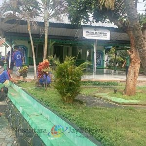 Bangun Disiplin dan Kepedulian, Warga Binaan Lapas Batang Semangat Bersihkan Masjid At-Taubah