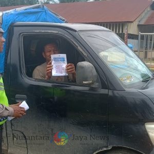 Sat Lantas Polres Labuhanbatu Ajak Warga Aek Natas Tertib Berlalu Lintas lewat Pembagian Brosur Ops Zebra Toba 2025