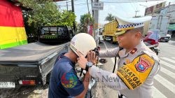 Operasi Zebra Semeru Polresta Malang Kota Bagikan 100 Helm Gratis