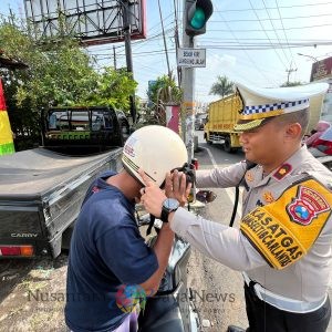 Operasi Zebra Semeru Polresta Malang Kota Bagikan 100 Helm Gratis