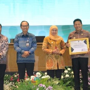 Sidoarjo Terima Piagam Penghargaan TP2DD dengan Realisasi Kartu Kredit Indonesia Tertinggi 2025