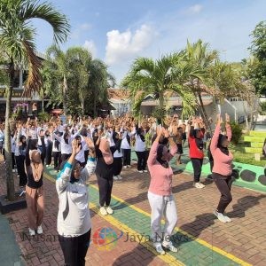 Lapas Batang Hidupkan Suasana Positif, Petugas Bersama Warga Binaan Senam Pagi Demi Kebugaran Tubuh