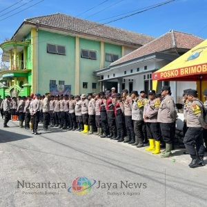 Polda Jatim Libatkan Personel Gabungan Perbaiki Tanggul Sungai di Curah Kobokan Lumajang