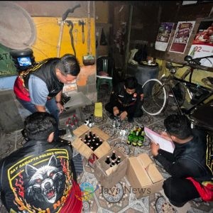 Gerak Cepat Polres Gresik Bongkar Penjualan Miras Ilegal, Dua Pelaku Diamankan
