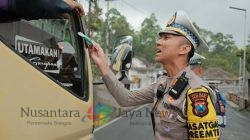 Polres Malang Bagikan Masker ke Pengendara di Perbatasan Lumajang Dampak Erupsi Semeru