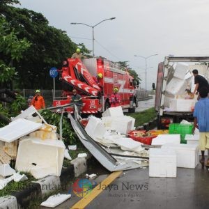 Kanit Sabhara Polsek Kenjeran Gercep Tangani Lakalantas di Tol Suramadu
