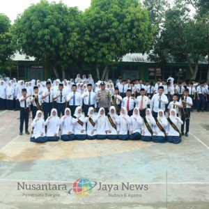 Bhabinkamtibmas Kelurahan Kartini Kabupaten Labuhanbatu Ajak Pelajar Jaga Diri dan Lingkungan Lewat Cooling System di MTsN 1 Rantau Utara