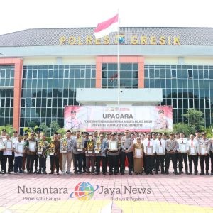 Polres Gresik Beri Penghargaan Puluhan Anggota Berprestasi dan Belasan Tokoh Masyarakat Penjaga Kamtibmas