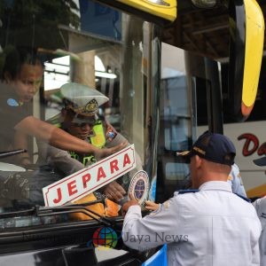 Jelang Nataru 2026, Satlantas Polres Gresik dan Dishub Gelar Ramcheck Ketat di Terminal Bunder