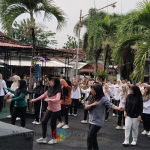 Bangun Hidup Sehat, Lapas Batang Ajak Pegawai, Peserta Magang, dan Warga Binaan Senam Bersama