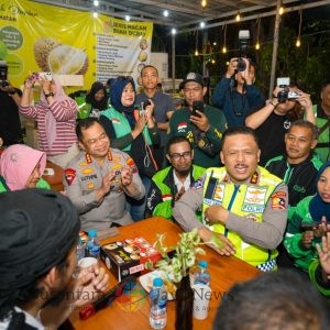 Ngopi Bareng Kakorlantas Polri, Driver Ojol Surabaya Diajak Jadi Pelopor Tertib Lalu Lintas