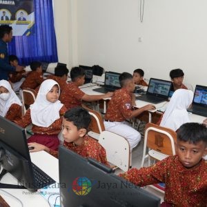 Srikandi PLN UIP JBTB Bekali Siswa dan Guru SDN Kebraon 1 Surabaya Keahlian Coding dan AI