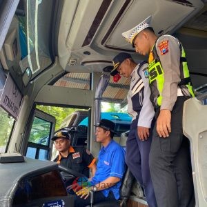 Jelang Natal 2025 dan Tahun Baru 2026, Satlantas Polres Lamongan Lakukan Ramp Check dan Tes Urine Awak Bus