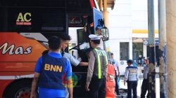 Pastikan Keselamatan Nataru, Polres Gresik Gelar Rampcheck dan Tes Urine Driver Angkutan Umum