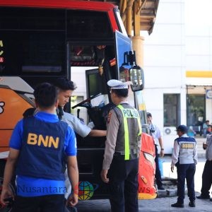 Pastikan Keselamatan Nataru, Polres Gresik Gelar Rampcheck dan Tes Urine Driver Angkutan Umum