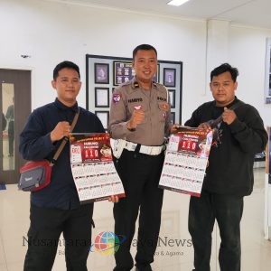 Pemohon SIM di Satpas Colombo Surabaya Terkejut, Polisi Beri Hadiah Kalender 2026 Berisi Layanan Darurat 110