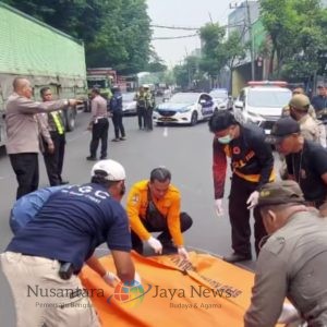 Pengendara Motor Tewas Diduga Tertabrak Truk di Jalan Perak Timur Surabaya, Jenazah Dievakuasi Tim Gabungan