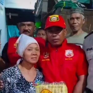 Ketua DPAC Sukomanunggal Umar Khotib Bersama Rekan Berikan Bantuan Sosial kepada Janda Tidak Mampu di Tandes