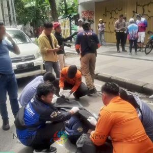 Pesepeda Lansia Meninggal Dunia Mendadak di Jalan Mayjend Sungkono, Tim Gabungan Lakukan Evakuasi Jenazah