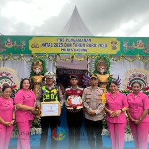 Wakapolres Badung Berikan Bingkisan dan Apresiasi kepada Petugas Pos Pengamanan dalam Operasi Lilin Agung 2025