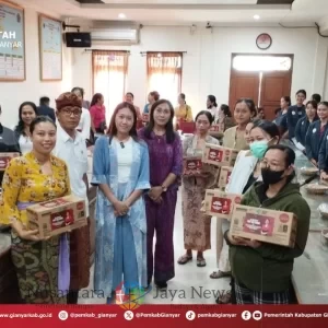Sinergi Posyandu Gianyar Dengan DPRD Bali Bagikan PMT di Sukawati