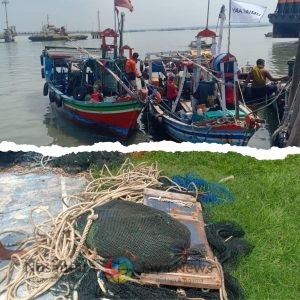 Satpolairud Polres Gresik Amankan 3 Kapal Nelayan Pengguna Jaring Trawl di Karang Jamuan