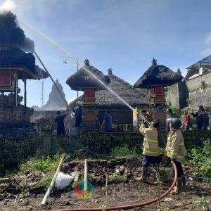 Diduga Akibat Percikan Kembang Api, Pelinggih Meru Tumpang Tiga Pura Puseh Kintamani Terbakar