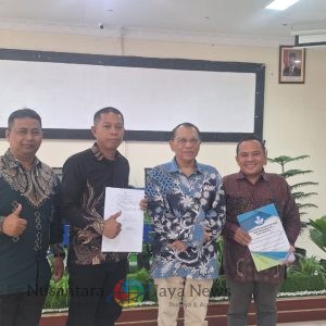 Anwar Matondang Serahkan SK Lektor Kepala kepada Dua Dosen ULB