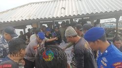 Nelayan Asal Lumpur Gresik Ditemukan Meninggal Dunia Mengapung, Satpolairud Polres Gresik Bantu Lakukan Evakuasi